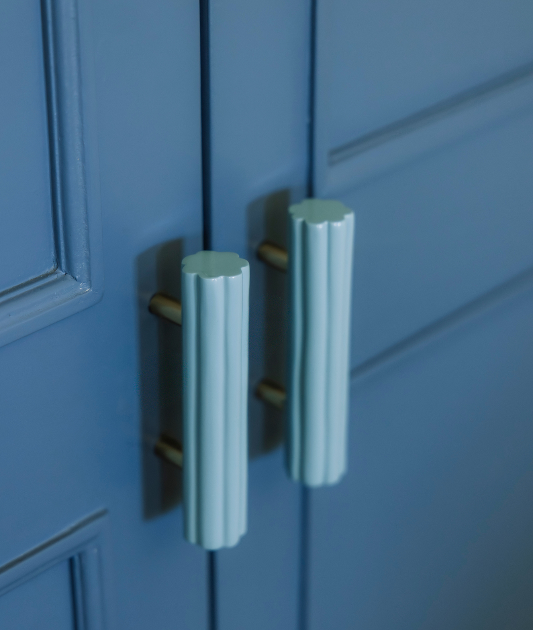 Fluted Pull Handle, Pale Blue