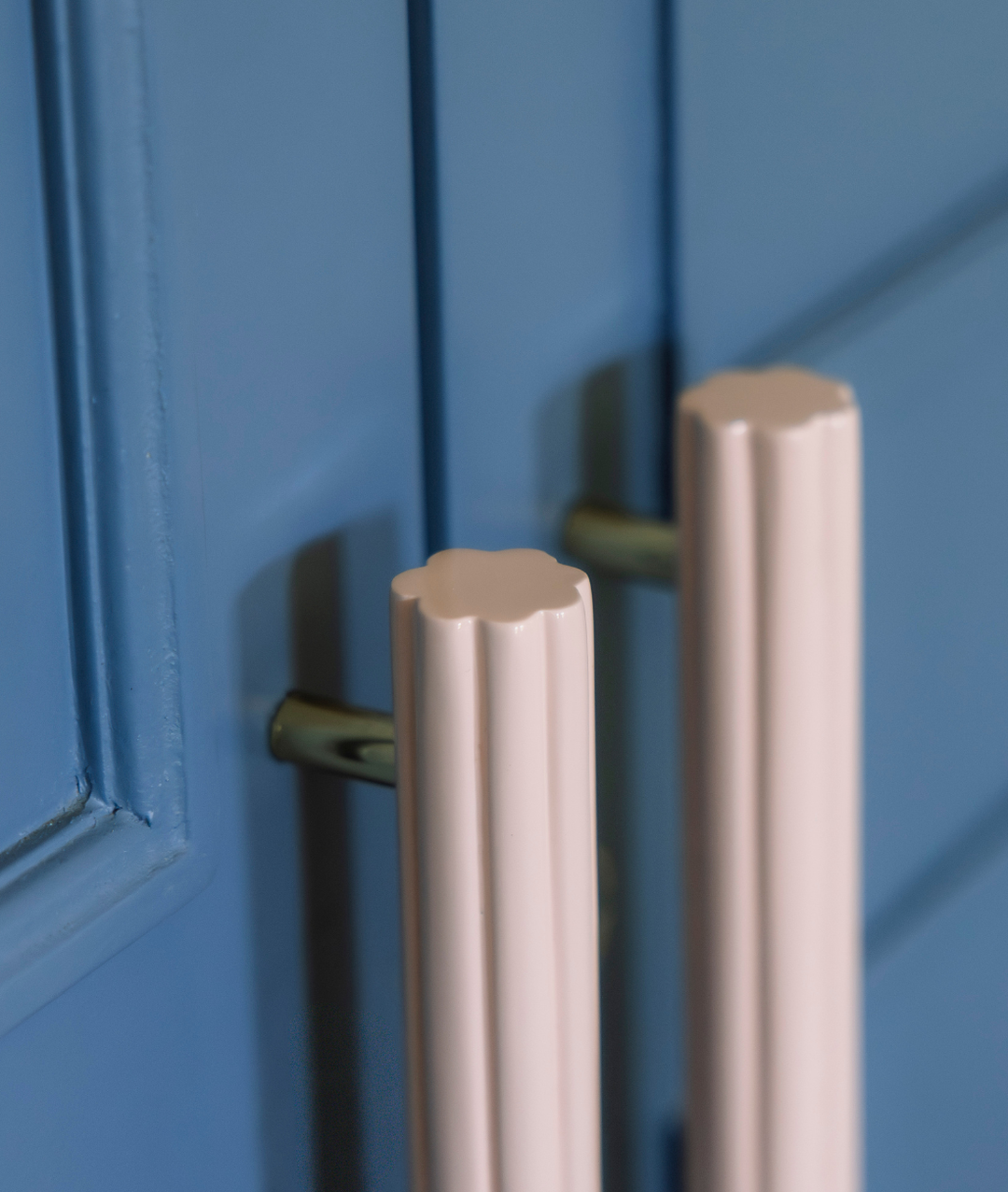 Fluted Pull Handle, Pale Pink