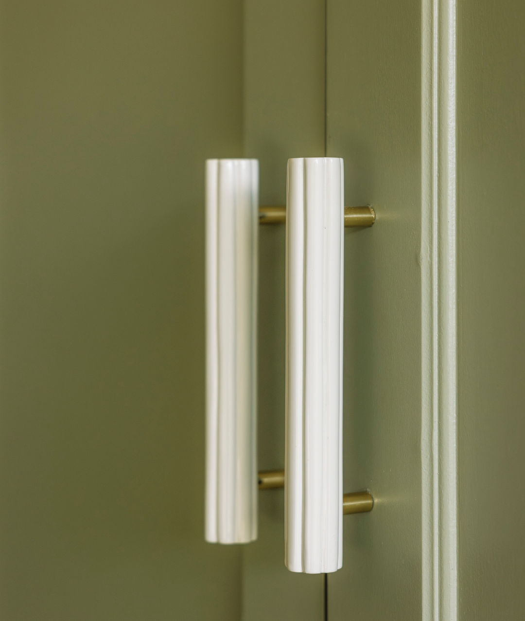 Fluted Pull Handle, Milky White