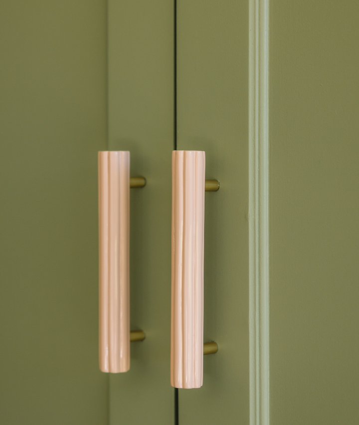 Fluted Pull Handle, Pale Pink