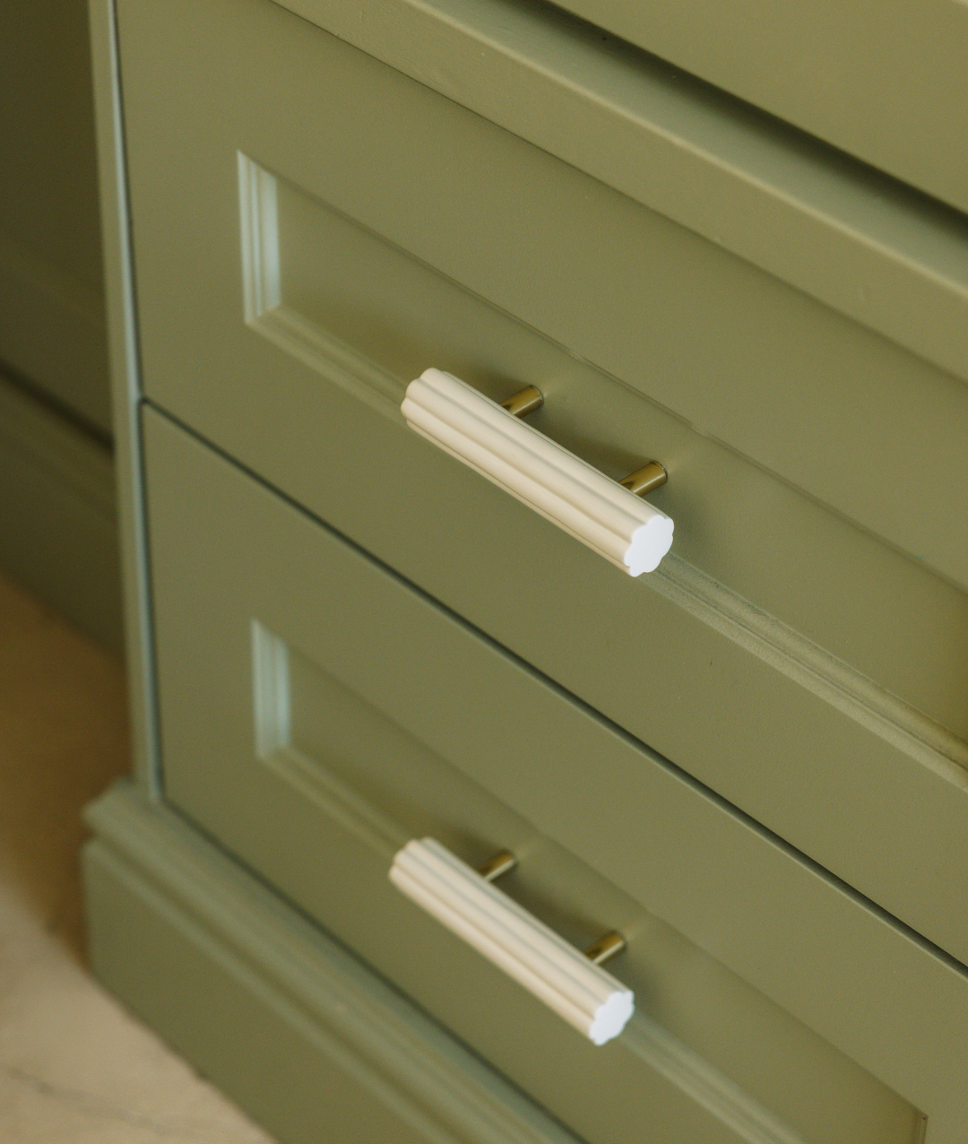 Fluted Pull Handle, Milky White