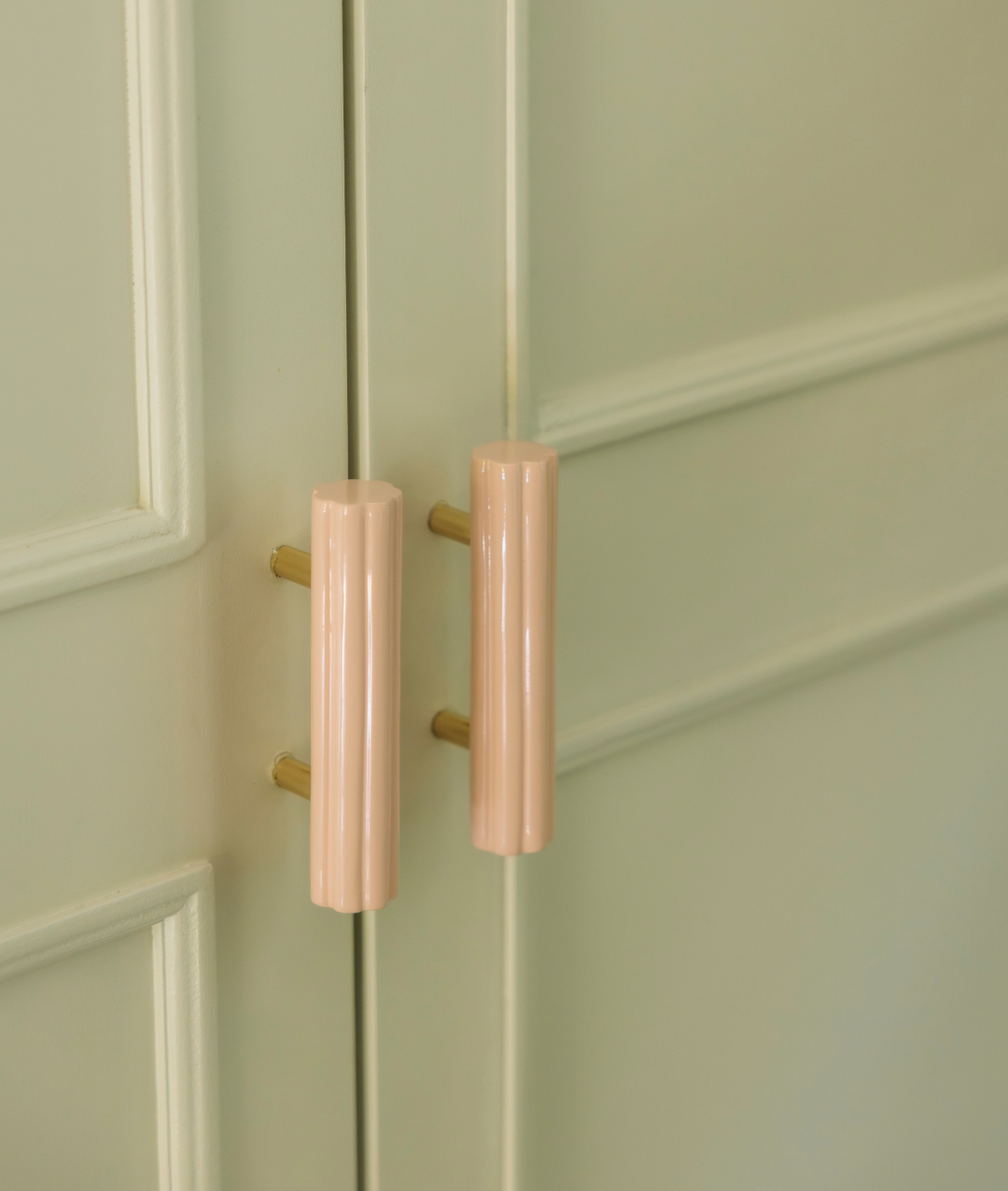 Fluted Pull Handle, Pale Pink