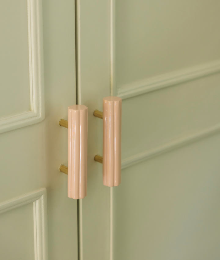 Fluted Pull Handle, Pale Pink