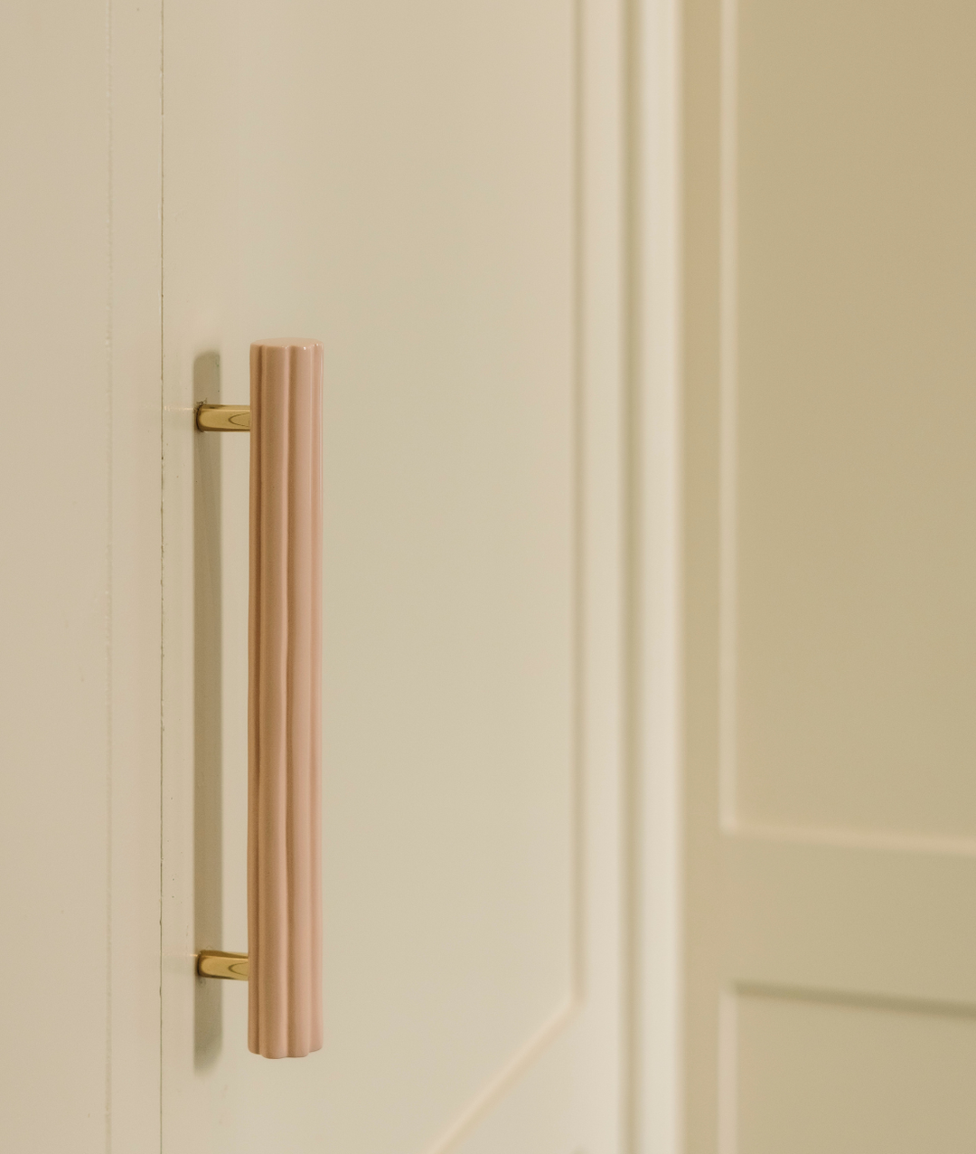 Fluted Pull Handle, Pale Pink